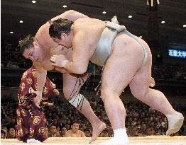 Musoyama remains unbeaten at Spring sumo